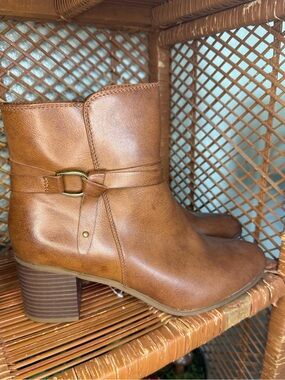 New with tags FRYE And CO. Brown Fashion Boots Women’s 11